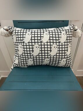“New” Sweet Street Ghost Pattern Decorative Pillow with Tassels - Black & White